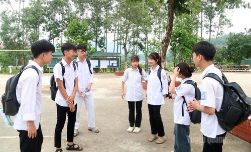 Các thí sinh tại điểm thi Trường THPT Xuân Vân trao đổi, chia sẻ về đề thi môn Toán sau khi hoàn thành bài. Ảnh: Hảo Lê.