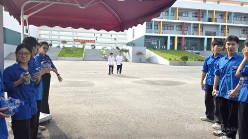 Những thí sinh đầu tiên hoàn thành thi môn Toán tại điểm thi Trường THPT Chuyên Tuyên Quang. Ảnh Quốc Việt.