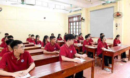 Các thí sinh vào phòng thi tại điểm thi Trường THPT Tân Trào, phường Minh Xuân. Ảnh: Huy Hoàng