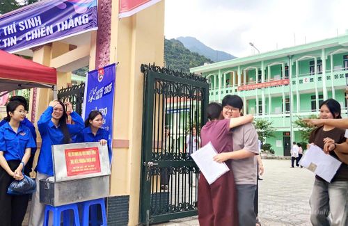 Thí sinh tại điểm thi Trường THPT Mèo Vạc bước ra khỏi phòng thi với tâm lý vui tươi, thoải mái và được phụ huynh động viên kịp thời. Ảnh: Trần Kế