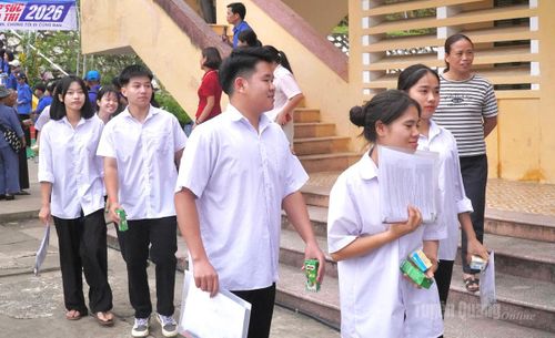 Các thí sinh tại điểm thi trường THCS và THPT Kháng Nhật hoàn thành môn thi thứ 2. Ảnh: Khánh Trang