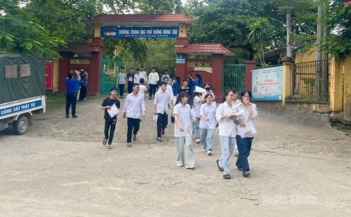 Các thí sinh điểm thi trường THPT Đông Thọ hoàn thành xong bài thi môn Toán chiều 11-6. Ảnh: Trang Tâm