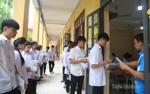 Các thí sinh vào phòng thi buổi chiều tại điểm thi Trường THPT Xuân Vân. Ảnh: Hảo Lê