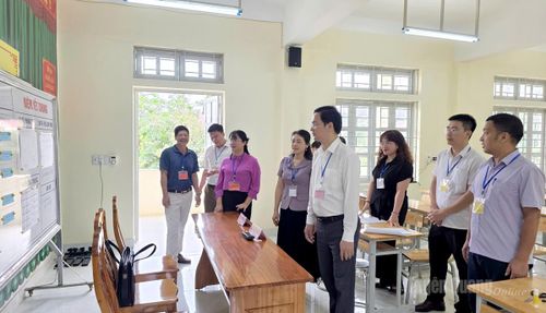 Đồng chí Giám đốc Sở Giáo dục và Đào tạo cùng các thành viên trong đoàn nắm bắt tình hình tổ chức thi tại Trường THPT Hàm Yên.