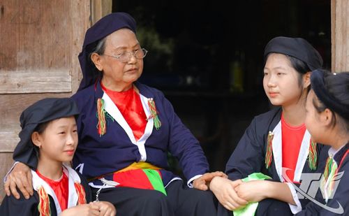 Nghệ nhân Miêu Thị Nguyệt truyền dạy làn điệu Soọng cô cho con cháu.