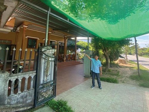 Ông Nguyễn Lương Trí bên căn nhà và diện tích đất của mình