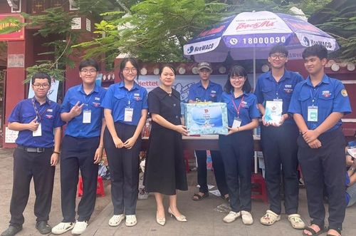 Lãnh đạo Thành Đoàn thăm, tặng quà động viên đội hình tình nguyện tại điểm thi Trường THPT Chuyên Quốc học Huế