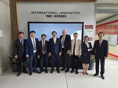  Đoàn công tác thăm và làm việc tại Trường Đại học Khoa học Ứng dụng IMC Krems. Ảnh: Văn phòng UBND thành phố cung cấp 