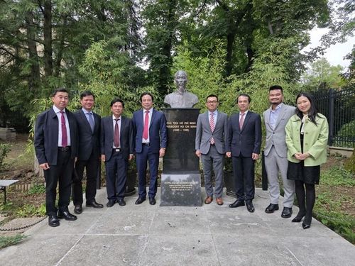  Đoàn công tác dâng hương tại Tượng đài Chủ tịch Hồ Chí Minh trong khuôn viên Đại sứ quán Việt Nam tại Cộng hòa Áo. Ảnh: Văn phòng UBND thành phố cung cấp 