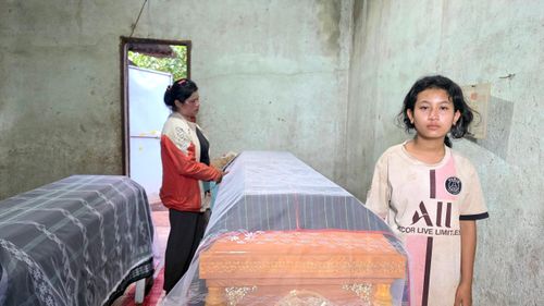 Căn nhà chật hẹp vừa đủ kê hai chiếc quan tài.