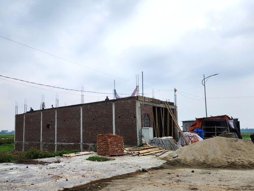 Sau khi Luật Xây dựng mới có hiệu lực, các thủ tục hành chính được giảm bớt. (Ảnh: Một hộ dân tại mặt bằng khu dân cư xã Hoằng Lộc xây nhà và được miễn giấy phép xây dựng theo quy định).