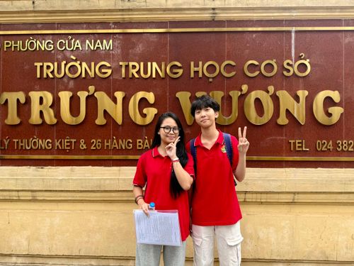 Niềm vui của em Thanh Vân (Trường THPT Việt Đức) sau buổi thi đầu tiên tại kỳ thi tốt nghiệp THPT.