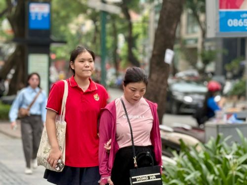Phía sau bài làm trọn vẹn của con luôn có bóng hình mẹ kiên nhẫn đồng hành và sẻ chia.