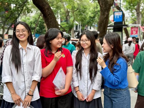 Thí sinh phấn khởi rời phòng thi, đánh giá đề Ngữ văn năm nay "vừa sức" và đúng trọng tâm ôn tập.