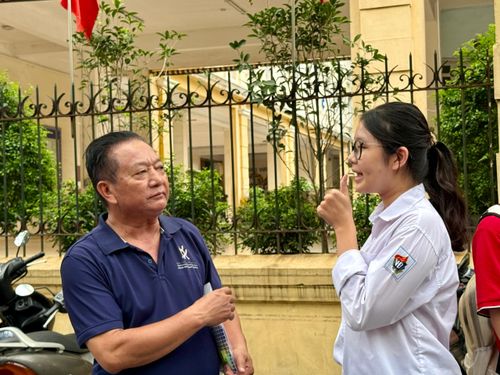 Sĩ tử Nguyễn Minh Thư (Trường THPT Việt Đức) phấn khởi "báo cáo" với bố về bài thi môn Ngữ văn vừa hoàn thành rất tốt.