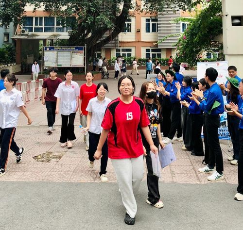 Niềm vui vỡ òa của các sĩ tử tại điểm thi Trường THCS Ba Đình sau khi vượt qua thử thách đầu tiên đầy tự tin.