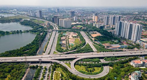 Tại Hà Nội, tư duy phát triển tích hợp giữa đô thị và nông thôn, giữa Thủ đô và Vùng Thủ đô đang được cụ thể hóa bằng những định hướng chiến lược và các dự án động lực, mở ra không gian phát triển mới cho nhiều thập niên tới. Ảnh Tạ Hải.