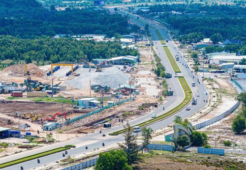 Các nhà thầu tăng tốc thi công dự án mở rộng ĐT975 kết nối từ sân bay Phú Quốc với Đại lộ APEC và Trung tâm Hội nghị APEC.