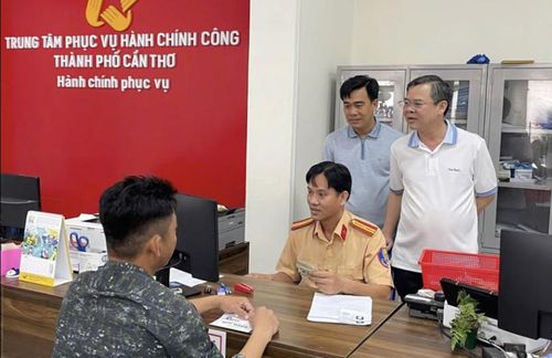 Ông Trương Cảnh Tuyên, Chủ tịch UBND TP Cần Thơ (bìa phải) kiểm tra Trung tâm Phục vụ hành chính công thành phố (Ảnh: CTV).