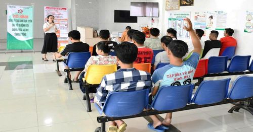 Cán bộ Trung tâm Phục vụ hành chính công phường Sóc Trăng hướng dẫn người dân đăng ký giấy khai sinh trực tuyến tại bệnh viện.