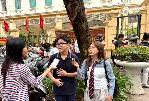 Là một trong những thí sinh đầu tiên rời điểm thi Trường THCS Trưng Vương, em Toàn Phong vui vẻ cho biết, đề thi năm nay không quá khó. Nam sinh hoàn thành bài làm đúng thời gian và tự tin đạt từ 8 - 9 điểm.