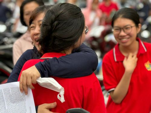 Niềm vui vỡ òa trong cái ôm của hai mẹ con khi thí sinh rời phòng thi với tâm trạng thoải mái sau khi hoàn thành bài làm.