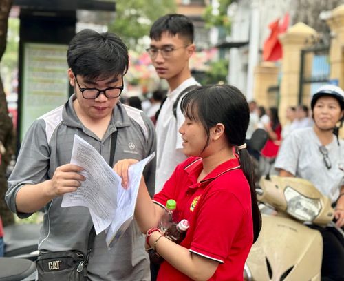 Em Phạm Lan Chi, học sinh lớp 12A6, Trường THPT Việt Đức, cho rằng đề thi Toán năm nay dễ hơn so với các đề thi thử của trường và của Sở Giáo dục và Đào tạo Hà Nội. Nữ sinh dự đoán nhiều thí sinh sẽ đạt mức điểm từ 7 - 8 điểm, trong khi số bài thi đạt 9 - 10 điểm cũng có thể khá cao.