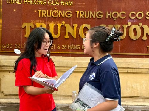 Tại điểm thi Trường THCS Trưng Vương, nhiều thí sinh vui vẻ trao đổi bài làm và chia sẻ nhận xét về đề thi ngay sau khi rời phòng thi.