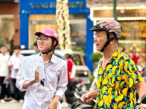 Gương mặt phấn khởi của thí sinh và phụ huynh sau khi hoàn thành ngày thi đầu tiên của kỳ thi tốt nghiệp THPT năm 2026.