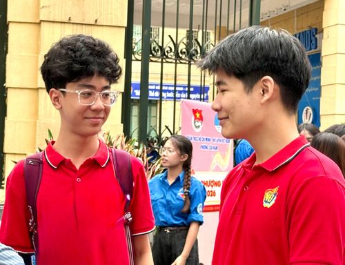 Nhiều thí sinh rời phòng thi với tâm trạng phấn khởi và trao đổi đáp án cùng bạn bè sau giờ thi môn Toán, chiều nay (11/6).