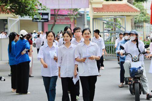 Thí sinh đánh giá đề thi môn Toán năm nay bám sát chương trình học, đồng thời tăng cường các câu hỏi theo hướng vận dụng kiến thức vào thực tiễn.