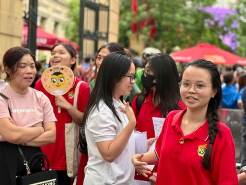 Nụ cười rạng rỡ của thí sinh sau khi kết thúc môn Toán, một trong hai môn thi bắt buộc của kỳ thi tốt nghiệp THPT năm 2026.