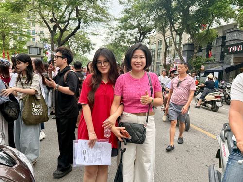 Em Nguyễn Thùy Anh, thí sinh tại điểm thi Trường THCS Trưng Vương, vui vẻ chia sẻ đề thi môn Toán năm nay khá "dễ thở" và em đã hoàn thành bài làm đúng kỳ vọng.