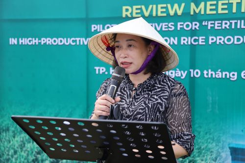 Bà Lương Thị Kiểm, Phó Giám đốc Sở Nông nghiệp và Môi trường Hải Phòng chia sẻ tại ruộng mô hình HTX Hữu Chung, thành phố Hải Phòng.