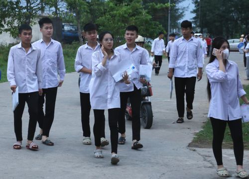 Sáng nay gần 18.600 thí sinh Hà Tĩnh đã có mặt tại 35 điểm thi để chính thức bước vào môn thi đầu tiên của Kỳ thi tốt nghiệp THPT năm 2026
