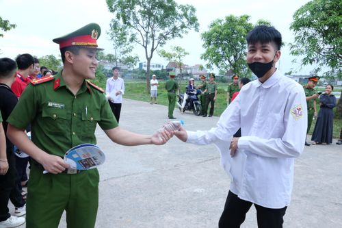 Các lực lượng hỗ trợ thí sinh tại các điểm thi