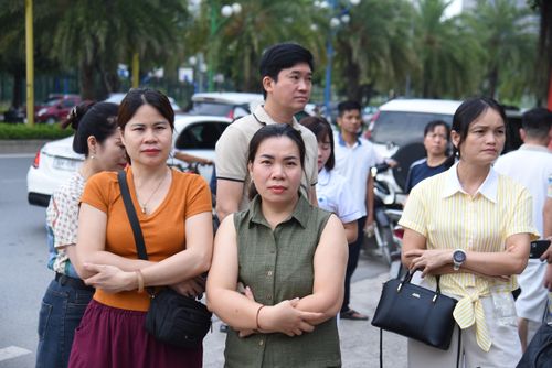 Các thí sinh đi thi, nhưng phụ huynh cũng trong tâm trạng hồi hộp, lo lắng không kém. Nhiều phụ huynh tâm sự muốn ở lại khu vực điểm thi để chờ con, mong con thi hết khả năng của mình. Đồng thời, bố mẹ sẽ luôn đồng hành với con và chúc con đạt kết quả như mong muốn. Ảnh: Xuân Quý
