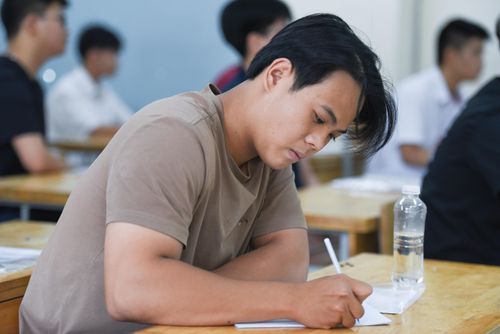 Thí sinh chuẩn bị làm bài thi môn đầu tiên môn Ngữ Văn. Thời gian phát đề thi môn Ngữ văn bắt đầu từ 7h30, thời gian chính thức tính giờ là 7h35. Thí sinh sẽ làm bài thi trong vòng 120 phút. Ảnh: Xuân Quý