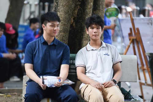 Nhiều em học sinh cũng cho biết, do tâm trạng hồi hộp, các em cũng muốn tới điểm thi sớm để gặp các bạn, trao đổi thêm về bài học. Ảnh: Xuân Quý