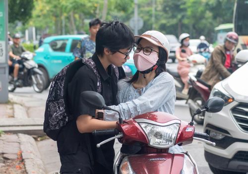 Tại điểm thi Trường THPT chuyên Hà Nội - Amsterdam, phụ huynh động viên con bằng cái ôm trong ngày thi đầu tiên của kỳ thi tốt nghiệp THPT. Ảnh: Mạnh Hưng