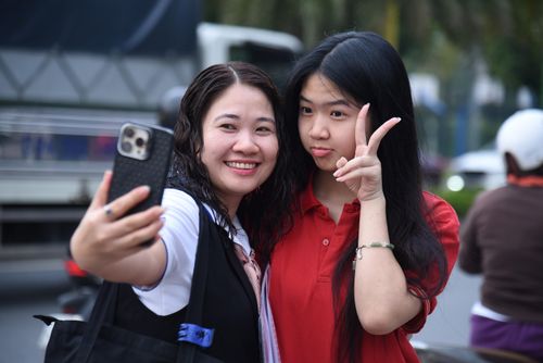 Phụ huynh tiễn con vào phòng thi Văn với lời chúc “Bình tĩnh làm bài nhé!”. Ảnh: Xuân Quý