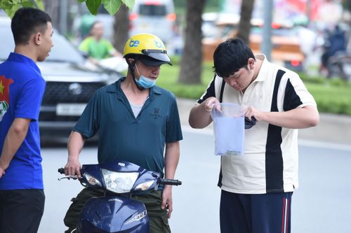 Phụ huynh dặn dò, động viên thí sinh trước khi bước vào môn thi đầu tiên tại điểm thi Trường THCS Tây Mỗ (phường Tây Mỗ). Ảnh: Xuân Quý