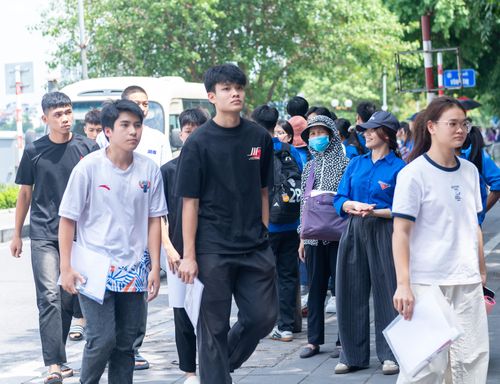 Bộ GD-ĐT lưu ý, trong mỗi buổi thi, thí sinh cần có mặt tại điểm thi, phòng thi đúng thời gian quy định, nghiêm túc chấp hành hiệu lệnh của điểm thi cũng như hướng dẫn của giám thị để bảo đảm kỳ thi diễn ra đúng quy chế và an toàn. Ảnh: Mạnh Hưng