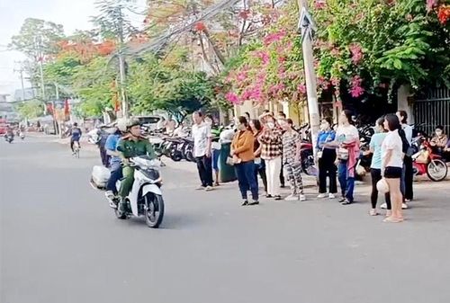 Công an phường Châu Đốc tới nhà đưa thí sinh ngủ quên đến điểm thi kịp thời. Ảnh: Tiến Tầm