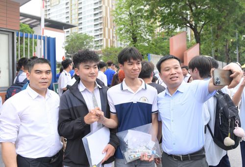Thí sinh cùng gia đình tại Điểm thi Trường THPT chuyên Hà Nội - Amsterdam. Ảnh: Mạnh Hưng