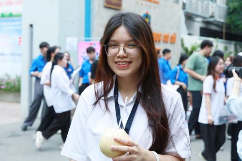 Thí sinh rạng rỡ sau khi hoàn thành bài thi môn Ngữ văn. Ảnh: Mạnh Hưng