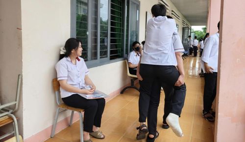 Những bước chân đến phòng thi giữa sự hỗ trợ của bạn bè đã tạo nên hình ảnh đẹp về nghị lực và tình bạn tuổi học trò.