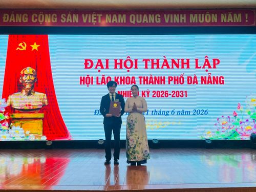 Phó Chủ tịch TP Đà Nẵng Nguyễn Thị Anh Thi trao Quyết định thành lập Hội Lão khoa TP Đà Nẵng cho Giám đốc Bệnh viện C Đà Nẵng- Bác sỹ CKII Nguyễn Trọng Thiện.