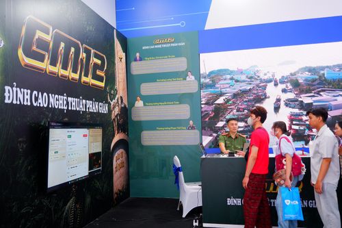 Các không gian thông tin - trải nghiệm được thiết kế theo hướng tương tác, giúp công chúng tiếp cận gần hơn với những vấn đề an ninh đang hiện diện trong đời sống hằng ngày. Ảnh: Hoa Lê