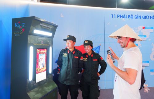 Nhiều hoạt động trải nghiệm ứng dụng công nghệ hiện đại thu hút đông đảo cán bộ, chiến sĩ, người dân và du khách tham gia. Ảnh: Hoa Lê